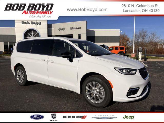 New 2026 Chrysler Pacifica Select
