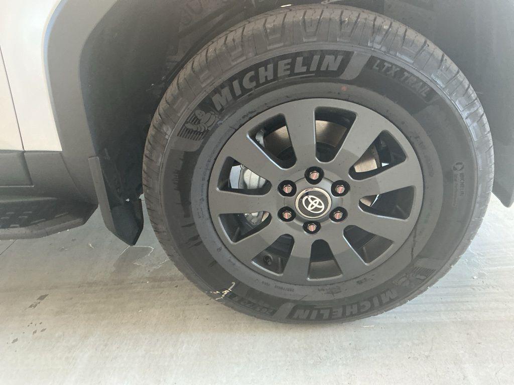 TOYOTA LAND CRUISER - 7