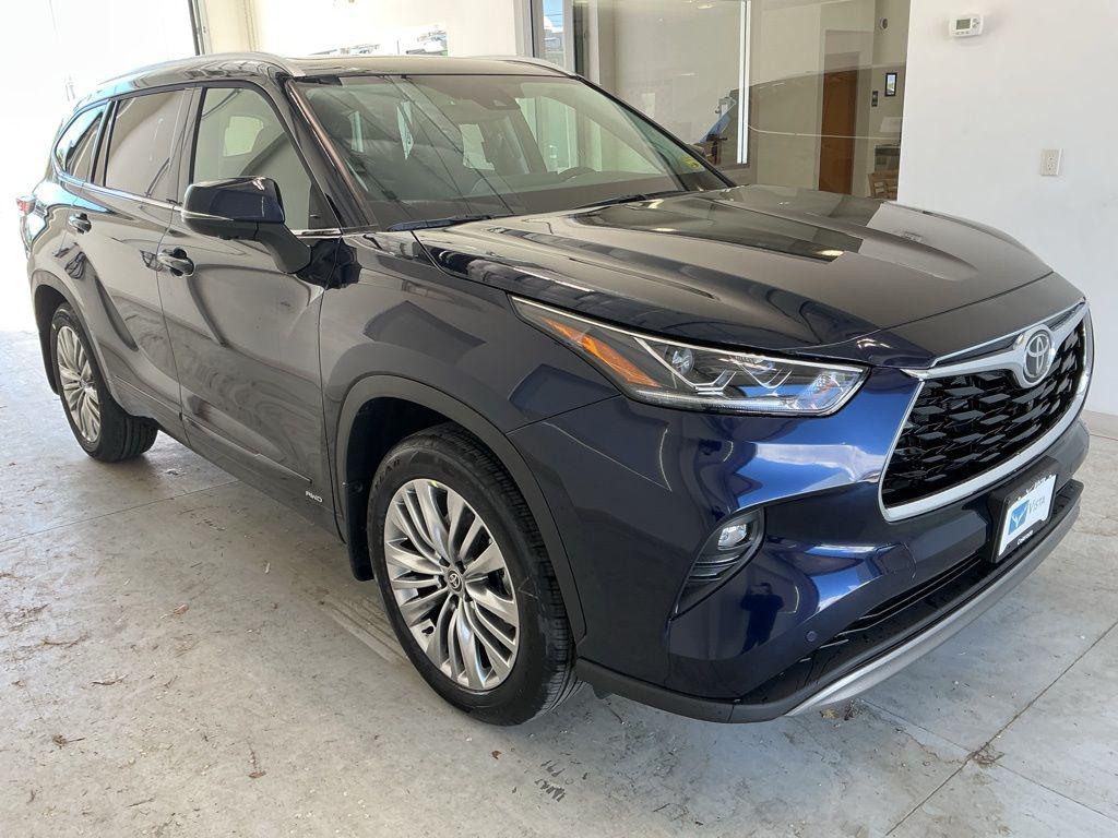 New 2026 Toyota Highlander Hybrid Platinum