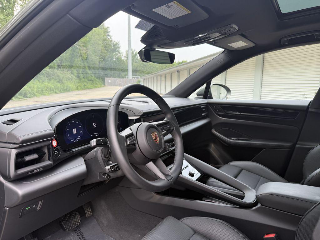 صورة 10 لـ 2025 Porsche MACAN 4