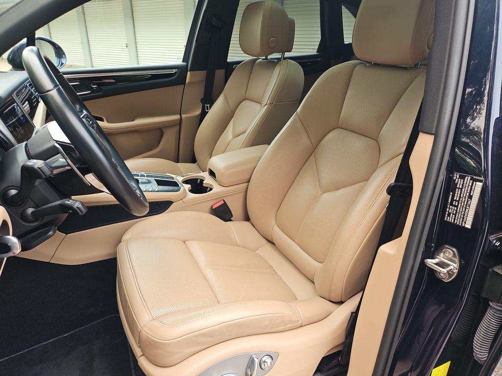صورة 5 لـ 2021 Porsche MACAN BASE