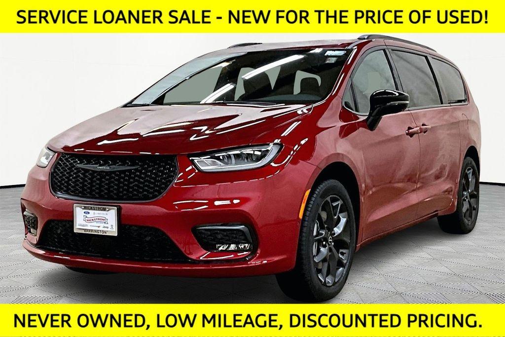 New 2026 Chrysler Pacifica Select