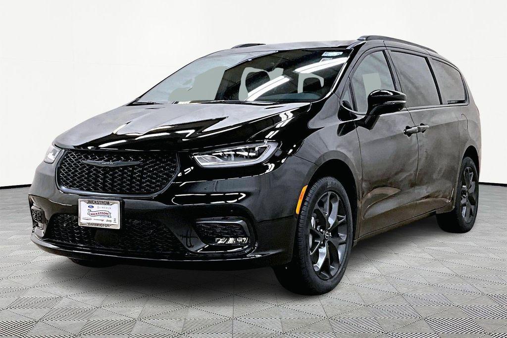New 2026 Chrysler Pacifica Select