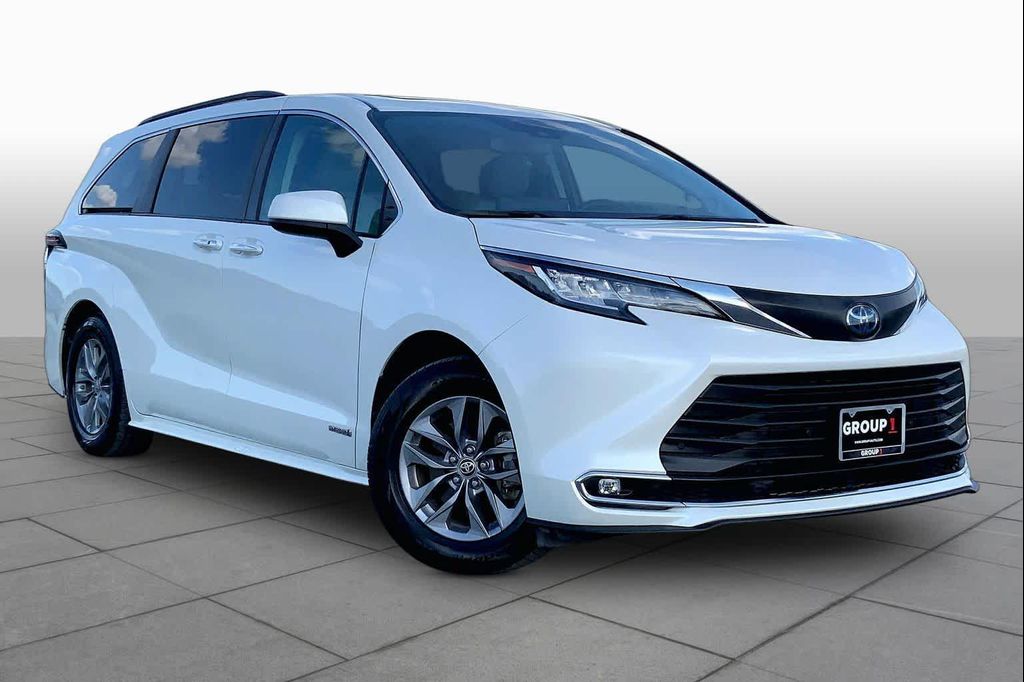 2021 Toyota SIENNA XLE 8 PASSENGER — фото 3