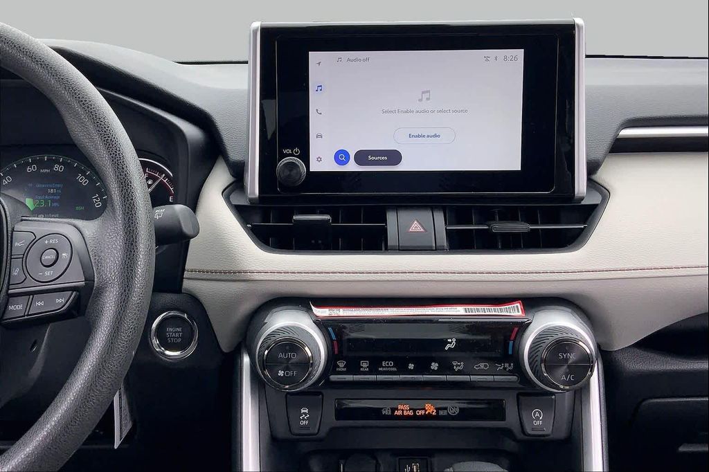 صورة 7 لـ 2025 Toyota RAV4 XLE
