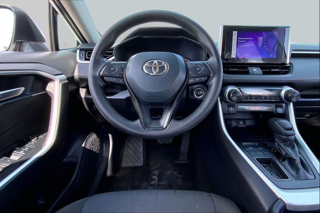 2025 Toyota RAV4 XLE — фото 6