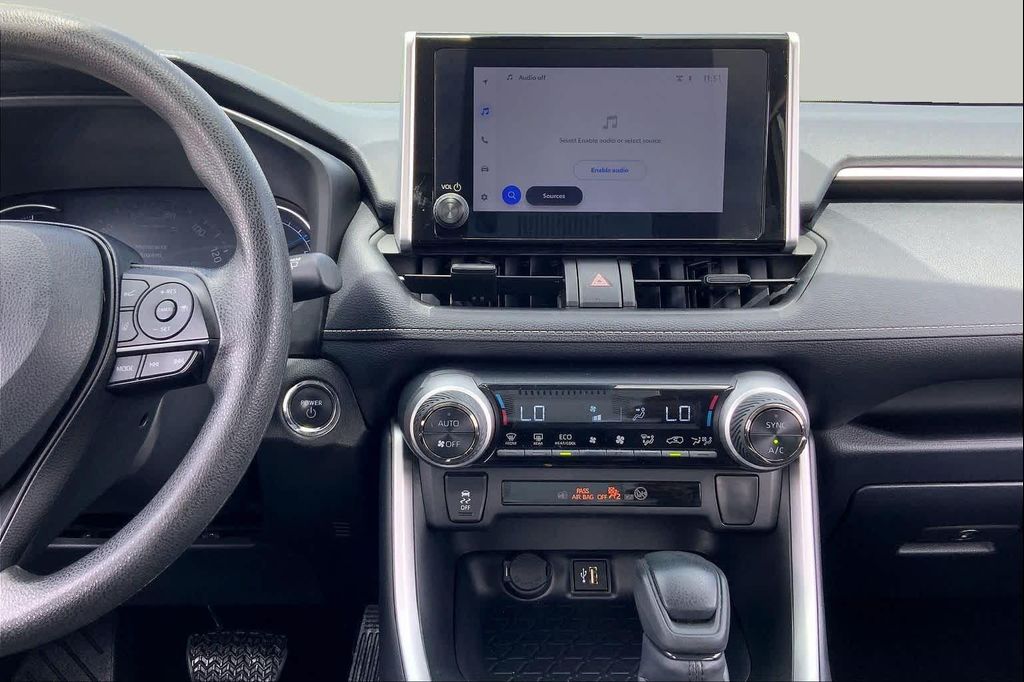 2025 Toyota RAV4 HYBRID XLE — фото 7