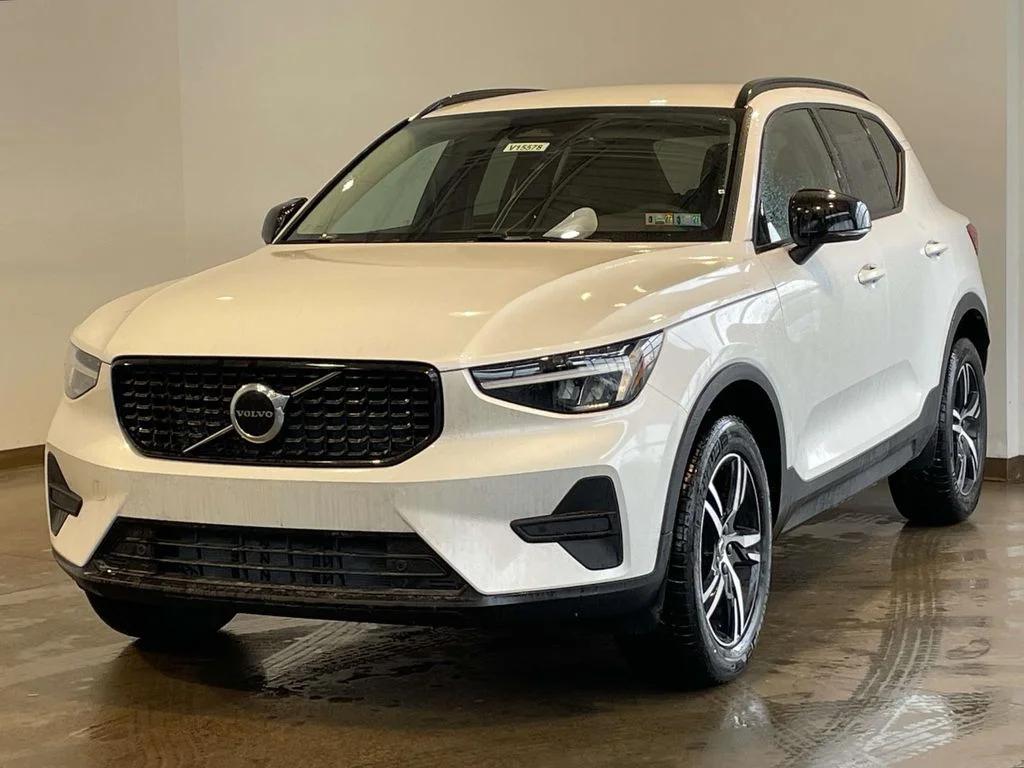 New 2026 Volvo XC40 Core, B5 AWD Gas (mild hybrid), Dark