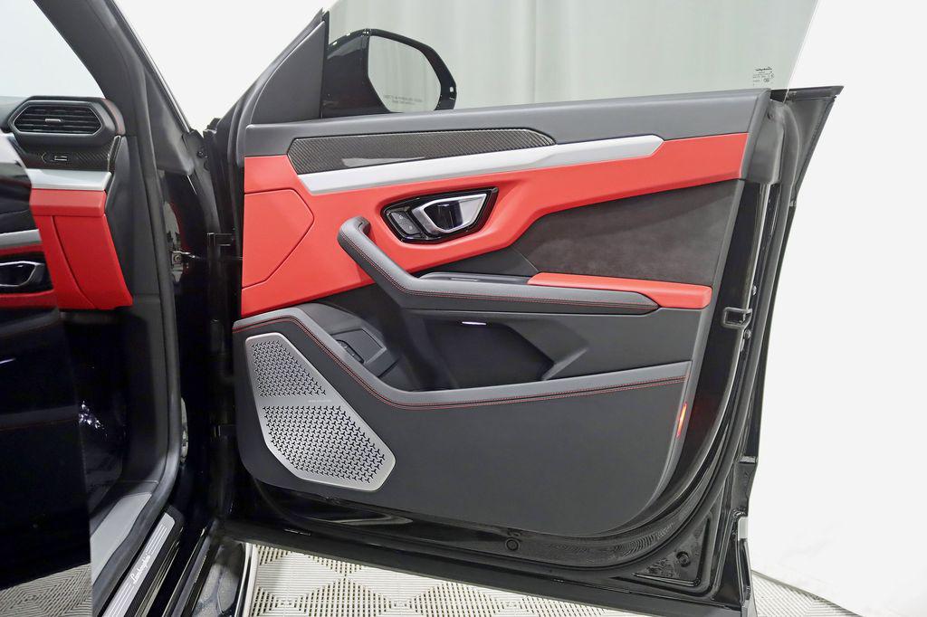 صورة 39 لـ 2020 Lamborghini URUS BASE