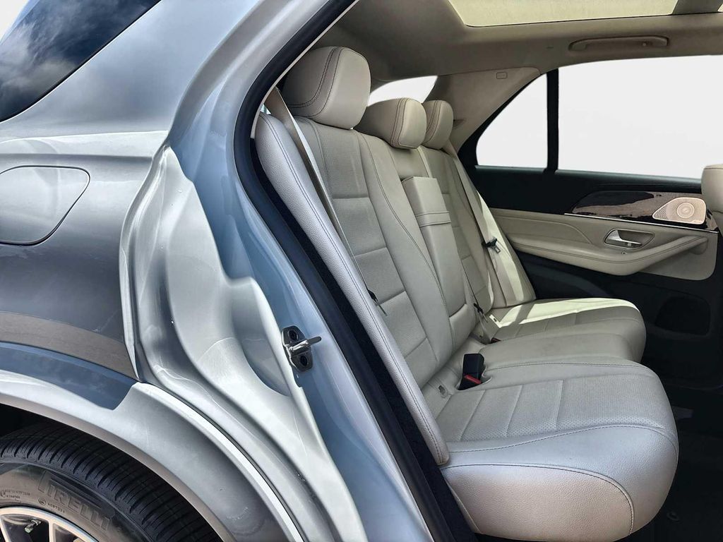 2026 Mercedes-BENZ GLE — миниатюра 19