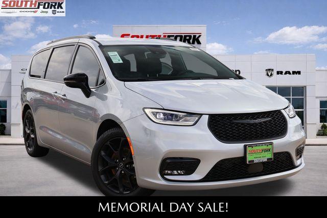 New 2026 Chrysler Pacifica Select