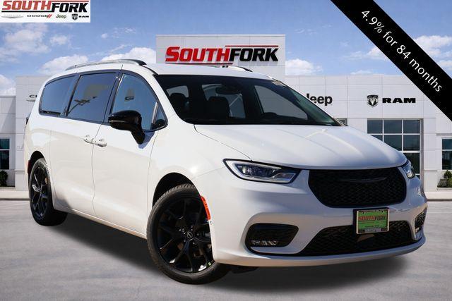 New 2026 Chrysler Pacifica Select