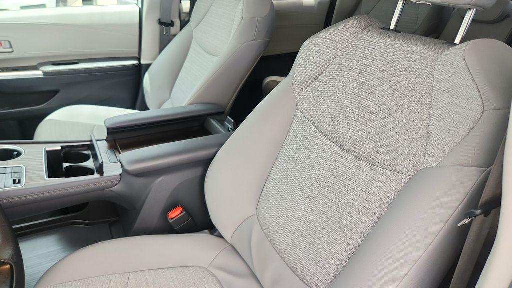 صورة 10 لـ 2024 Toyota SIENNA LE