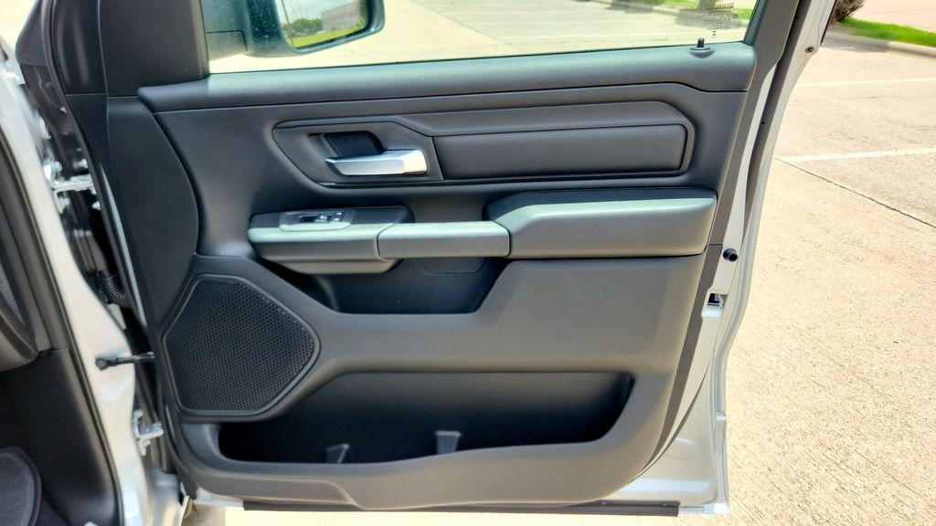 صورة مصغرة 30 لـ 2026 RAM 1500 EXPRESS