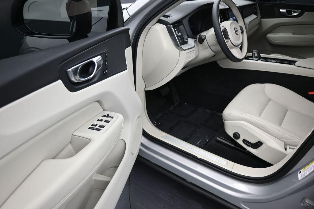 صورة 10 لـ 2025 Volvo XC60 PLUG-IN HYBRID T8 PLUS