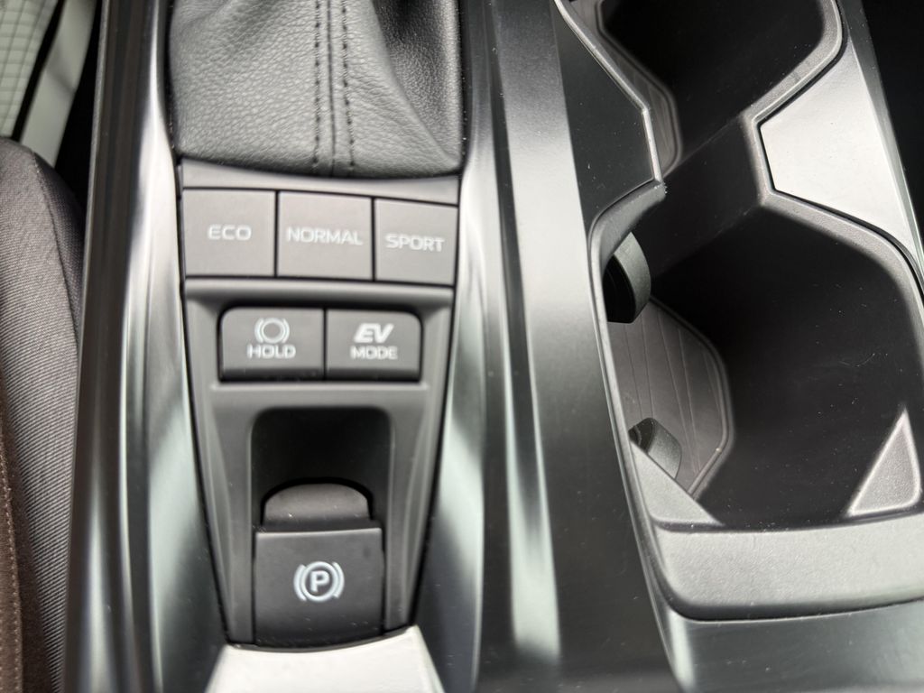 صورة 9 لـ 2025 Toyota CAMRY LE