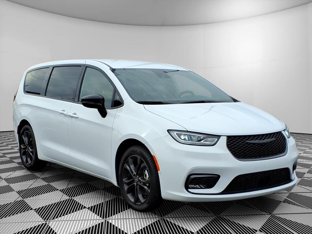 New 2026 Chrysler Pacifica Select