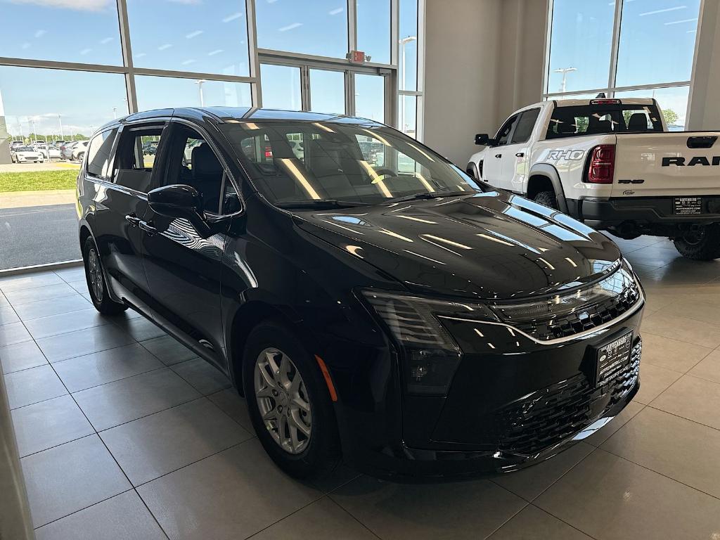 New 2027 Chrysler Pacifica SELECT