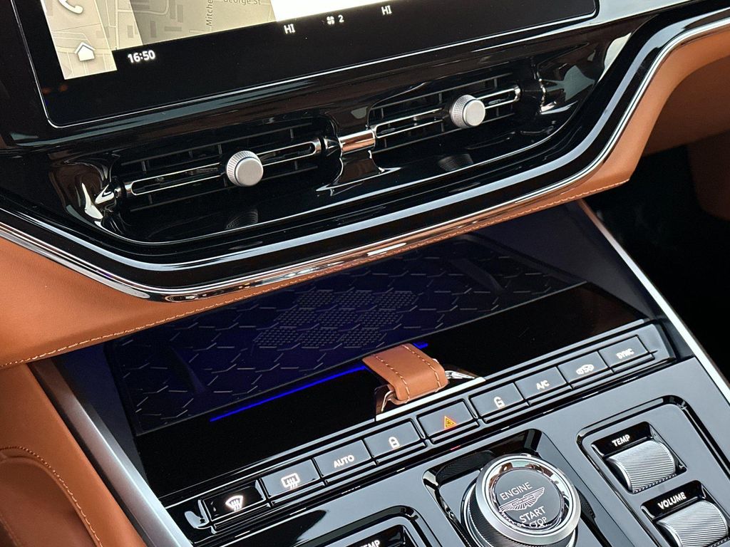 2026 Aston Martin DBX 707 缩略图 22