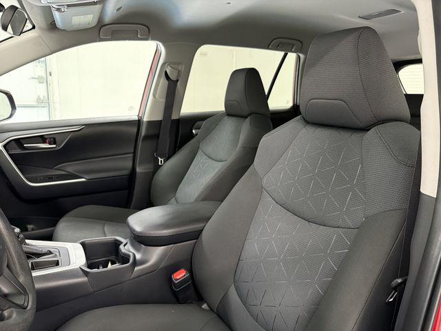 2025 Toyota RAV4 XLE — миниатюра 19