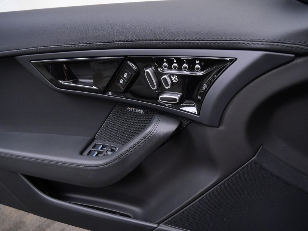 صورة مصغرة 33 لـ 2023 Jaguar F-TYPE P450 RWD AUTOMATIC