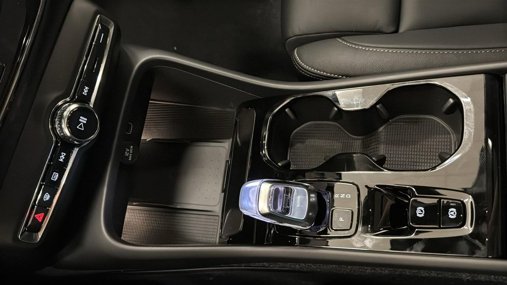 2026 Volvo XC40 PLUS, B5 AWD GAS (MILD HYBRID), DARK — миниатюра 19