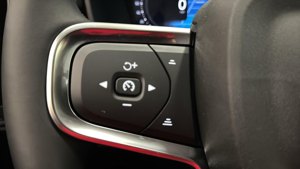 صورة مصغرة 13 لـ 2026 Volvo XC40 CORE, B5 AWD GAS (MILD HYBRID), DARK