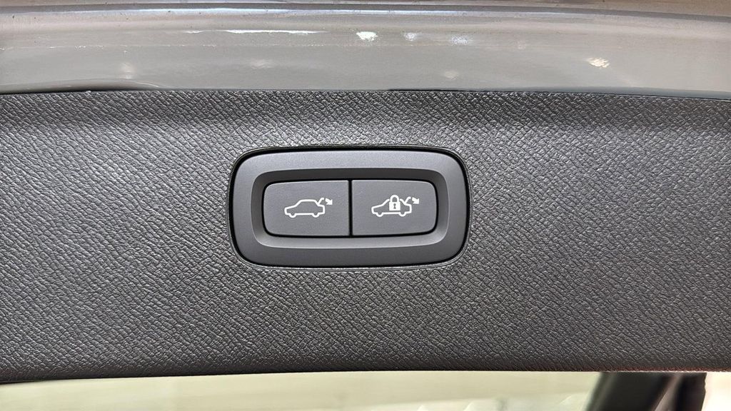 2026 Volvo XC90 CORE, B5 AWD GAS (MILD HYBRID), GASOLINE, BRI thumbnail 31