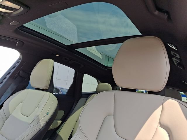 صورة 13 لـ 2026 Volvo XC60 PLUS