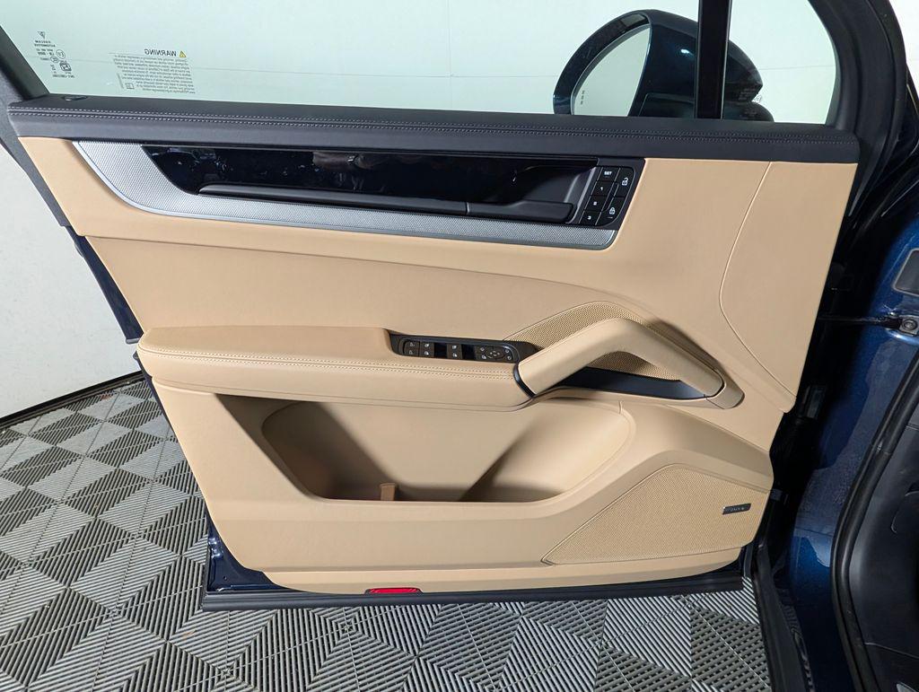 2026 Porsche CAYENNE thumbnail 25