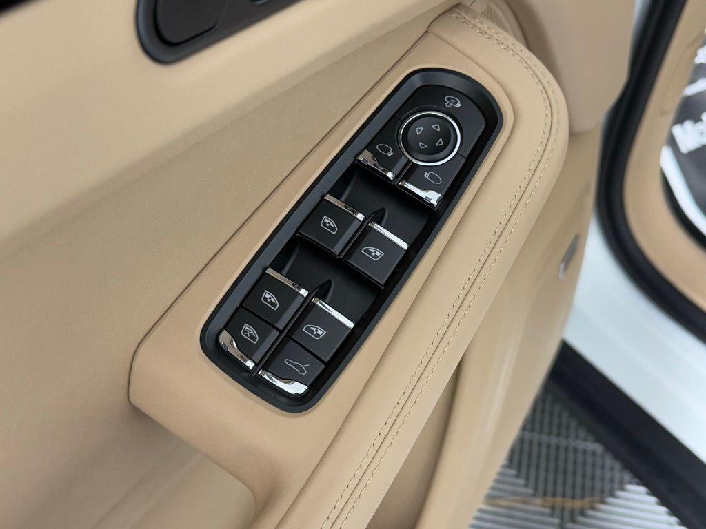 2026 Porsche MACAN T thumbnail 26