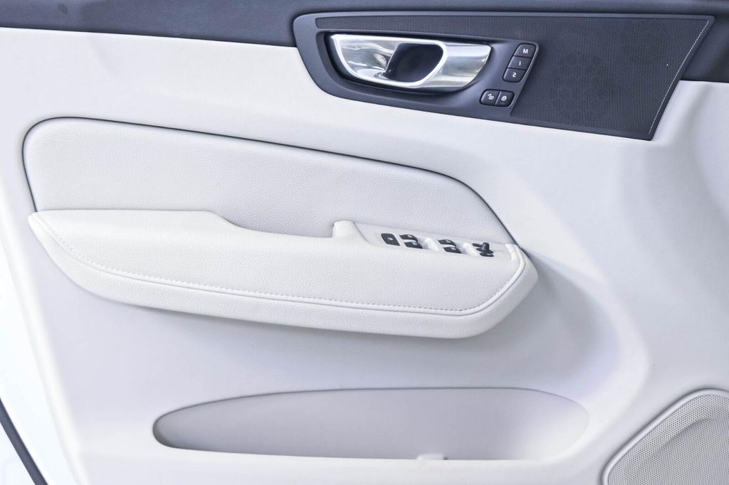 2022 Volvo XC60 B5 MOMENTUM 照片 6