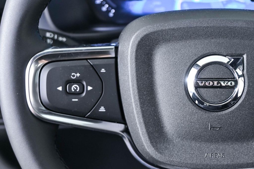 2026 Volvo XC40 BLACK EDITION ULTRA, B5 AWD GAS (MILD HYBRID) — миниатюра 10