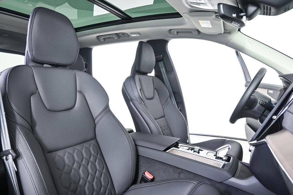 2025 Volvo XC90 B6 CORE — миниатюра 22