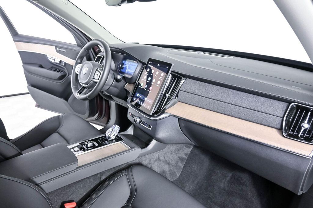 2025 Volvo XC90 B6 CORE — миниатюра 23