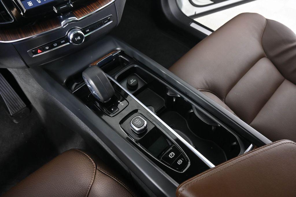 صورة مصغرة 18 لـ 2023 Volvo XC60 B5 PLUS DARK THEME
