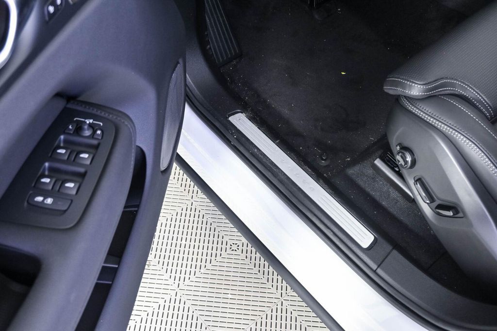 2026 Volvo XC60 B5 ULTRA BLACK EDITION 照片 8