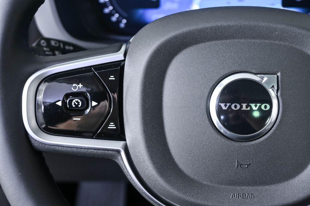 2026 Volvo XC60 B5 PLUS — фото 9
