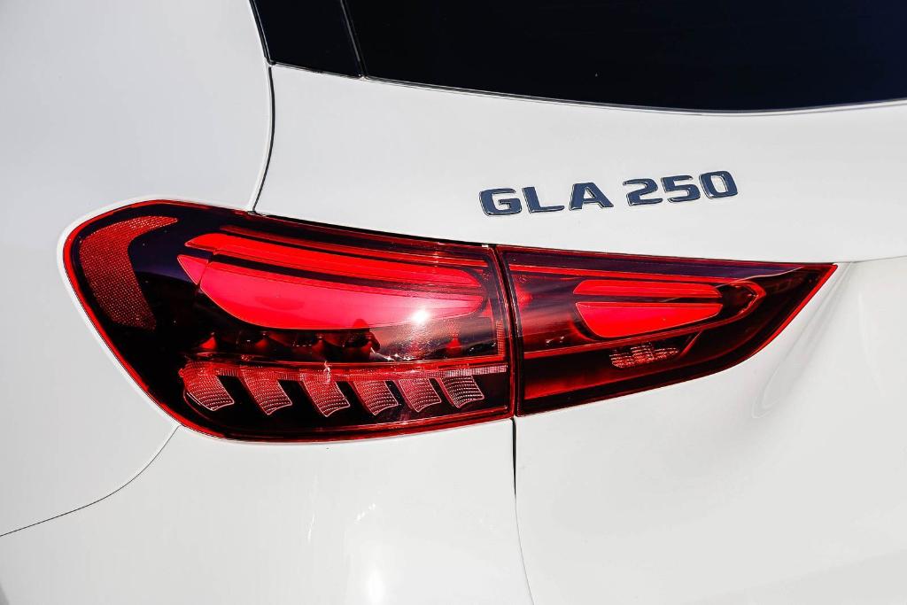 MERCEDES-BENZ GLA - 7