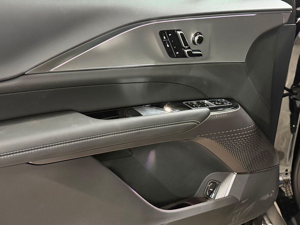 2027 Cadillac LYRIQ SPORT — миниатюра 12