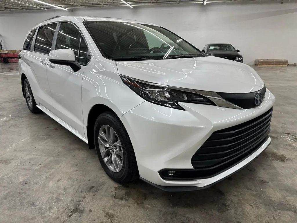 2025 Toyota SIENNA XLE — фото 4