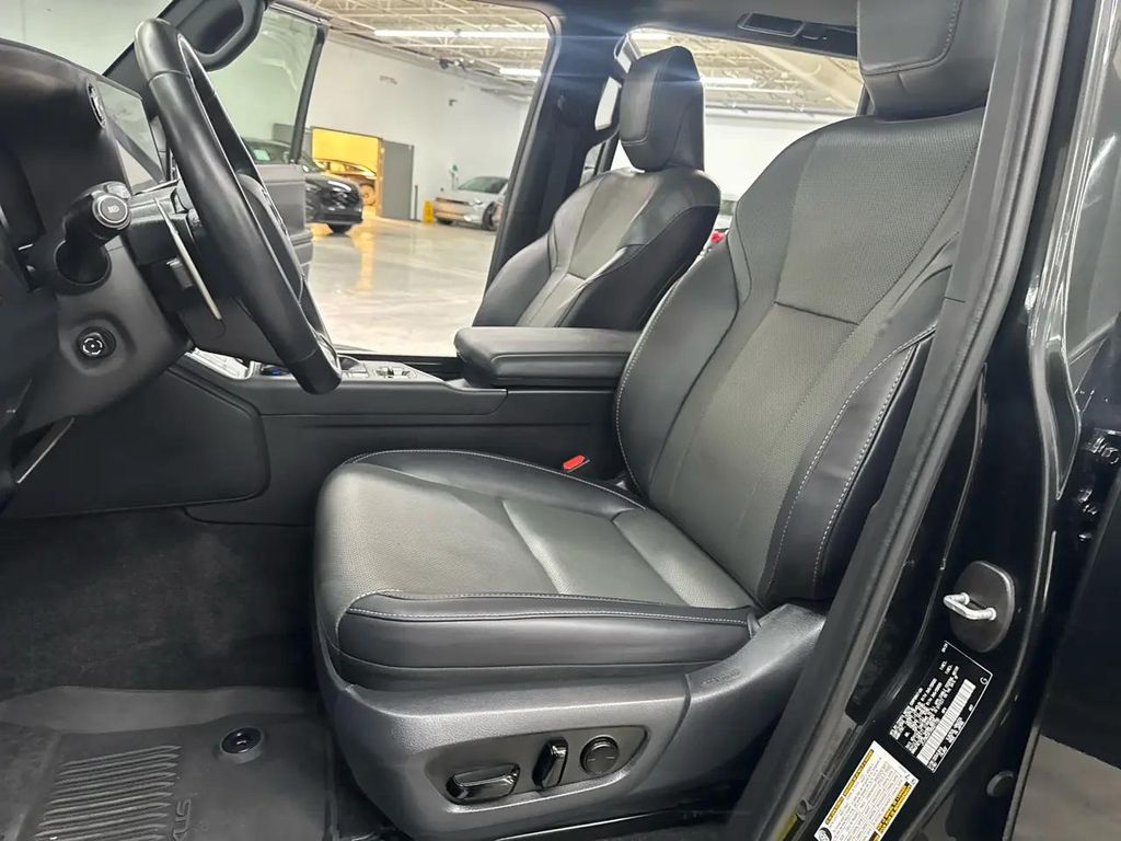 صورة 24 لـ 2024 Lexus GX 550 PREMIUM