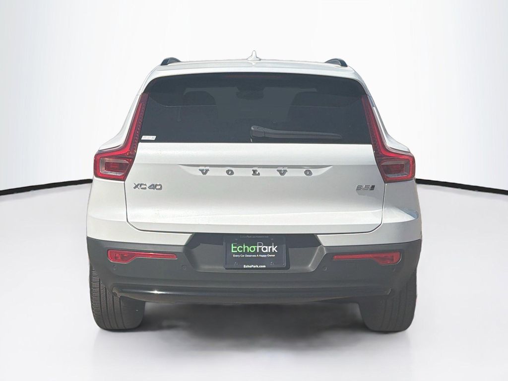 صورة 6 لـ 2025 Volvo XC40 B5 PLUS DARK THEME