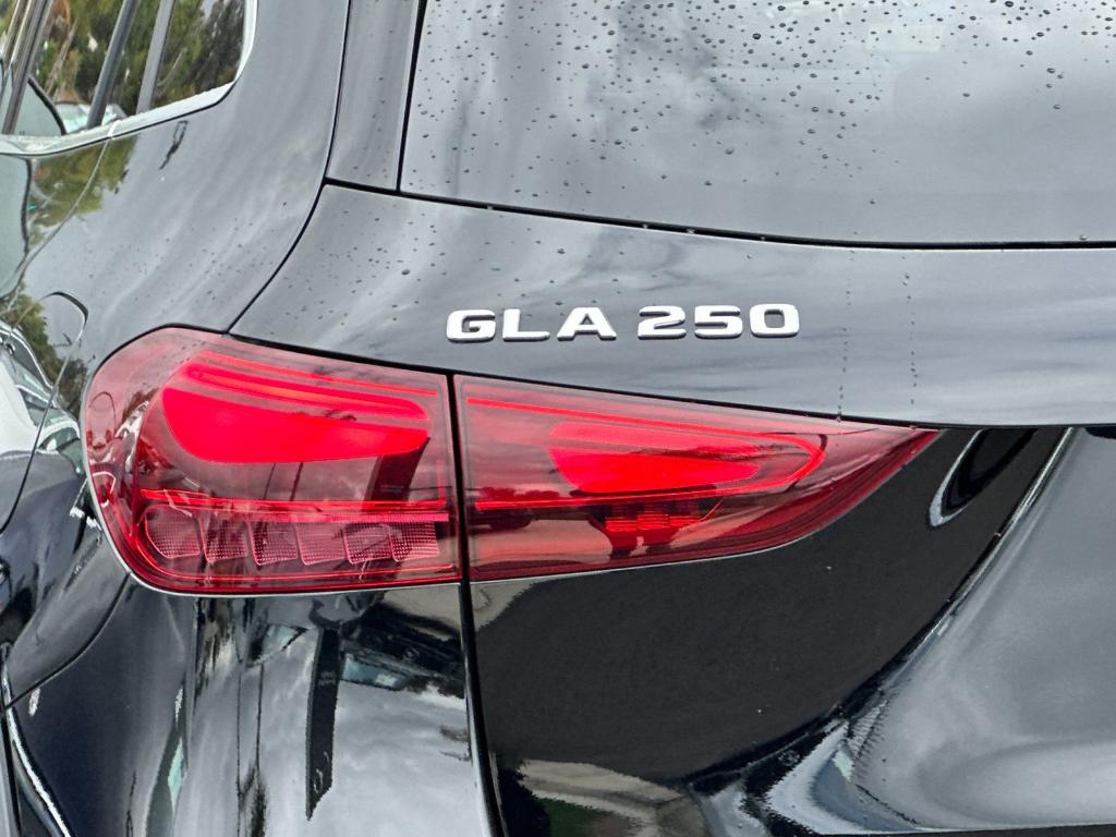 2025 Mercedes-BENZ GLA — миниатюра 32