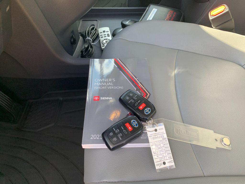 TOYOTA SIENNA - 9