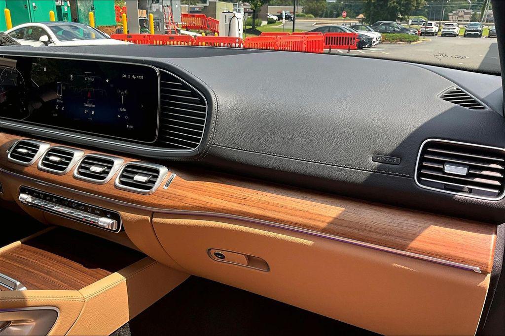 2026 Mercedes-BENZ GLS — миниатюра 16