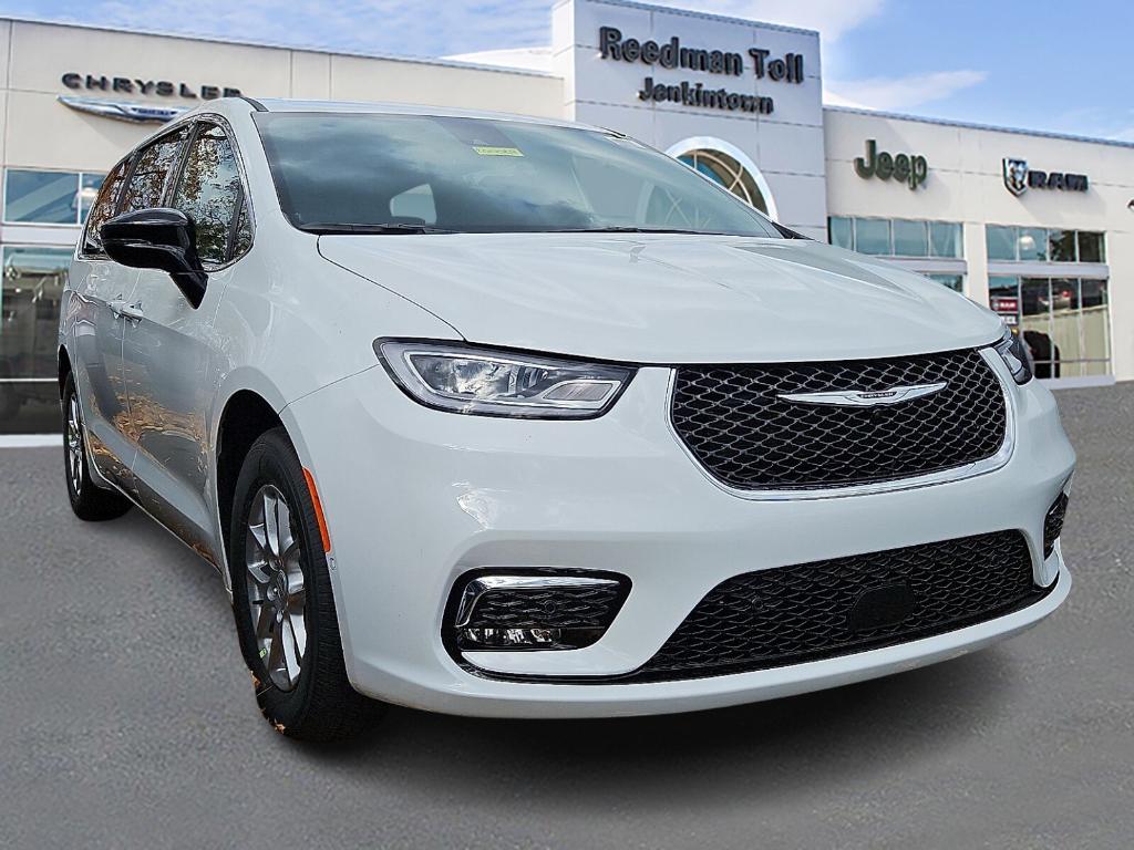 New 2026 Chrysler Pacifica Select