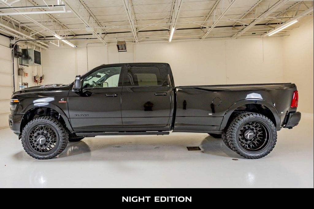 2025 RAM 3500 LIMITED CREW CAB 4X4 8' BOX — фото 5