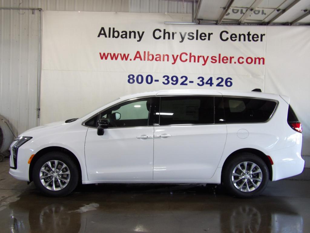 New 2027 Chrysler Pacifica SELECT