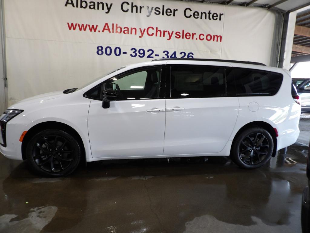 New 2027 Chrysler Pacifica LIMITED